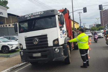 Prefeitura de Manaus monitora fluxo de veículos pesados na avenida Constantino Nery