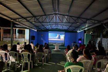 Cinema de rua em comunidade ribeirinha tem apoio da Prefeitura de Manaus