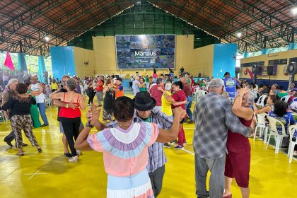 Projeto ‘Tarde Dançante’ da Prefeitura de Manaus leva centenas de pessoas ao Parque Municipal do Idoso
