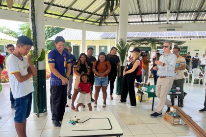 Equipes da Ardagh e Sesi visitam escola indígena da Prefeitura de Manaus