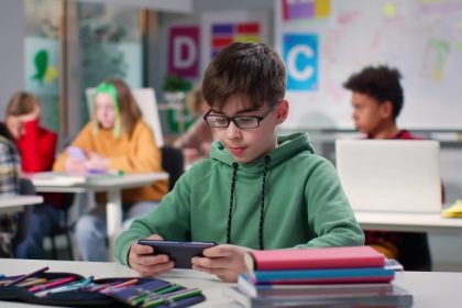 Conselho de Comunicação debate restrição de celulares nas escolas nesta segunda