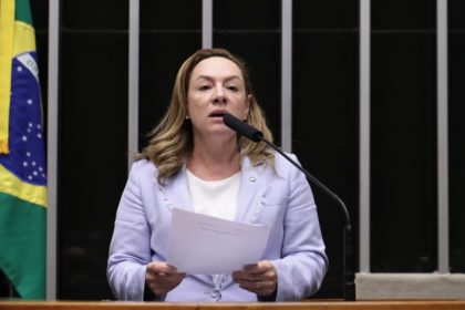 Proposta prevê a exibição do filme “Ainda Estou Aqui” no ensino médio