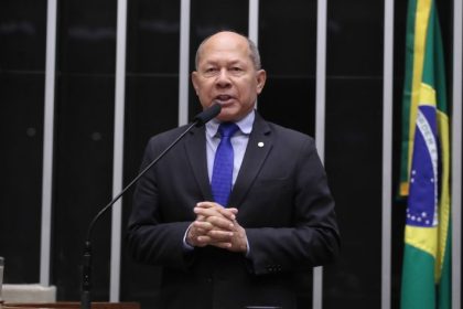 Projeto proíbe uso de símbolos cristãos em paradas LGBTQIA+