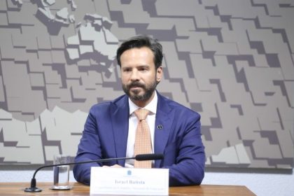 Conselho Nacional de Educação destaca autonomia de escolas para implementar lei que restringe celular em sala