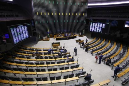 Câmara analisa projeto que prevê atendimento prioritário de mães e pais atípicos no SUS; acompanhe