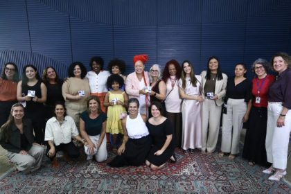 Vencedoras do concurso de obras audiovisuais “Pelo Fim da Violência contra a Mulher” recebem prêmio na Câmara