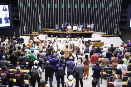 Lembrança da luta contra a violência política marca homenagem a Marielle e Anderson