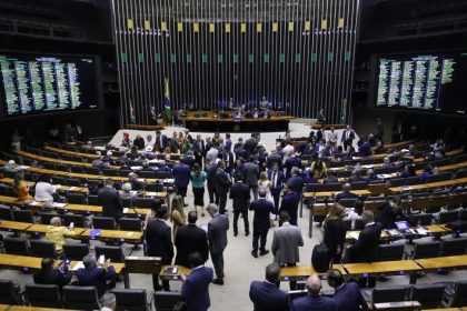 Câmara pode votar projeto que inclui na Lei Maria da Penha punição em caso de aproximação consensual do agressor