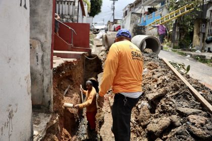 Prefeitura de Manaus atende solicitação de moradores da Compensa e trabalha na recuperação de rede de drenagem profunda