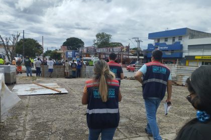 Equipe da prefeitura retira tapume que avançava para área pública e praça no bairro Planalto