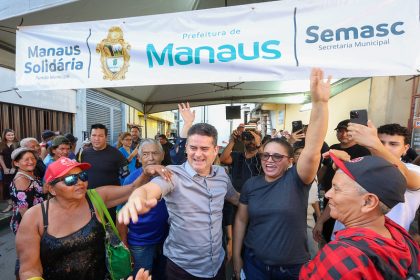 Prefeito David Almeida entrega 120 toneladas de pescado e beneficia 45 mil famílias na Semana Santa