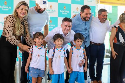 Prefeito David Almeida entrega fardamento e material escolar para mais de 52 mil alunos da educação infantil