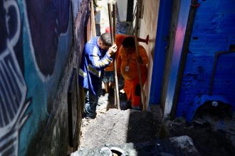 Prefeitura realiza limpeza de caixas coletoras no bairro Petrópolis para solucionar transtornos causados pelo descarte irregular de lixo 