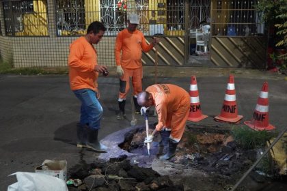 Em obra noturna, Prefeitura de Manaus recupera rede de drenagem profunda no bairro Parque 10 