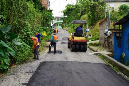 Prefeitura realiza recuperação asfáltica no bairro Colônia Terra Nova para garantir mais mobilidade