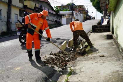 Prefeitura executa serviço de drenagem superficial com implantação de meio-fio e sarjeta para evitar alagamentos no bairro São José