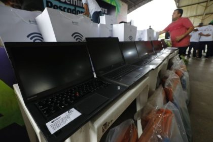 Governador Wilson Lima moderniza setor de pesca com entrega de notebooks para entidades em Manacapuru