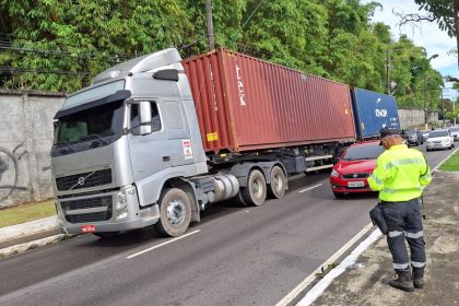 Prefeitura de Manaus intensifica fiscalização e autua veículos pesados na avenida Ephigênio Salles