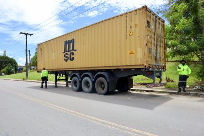 Prefeitura autua 47 caminhões por estacionamento irregular no Distrito Industrial