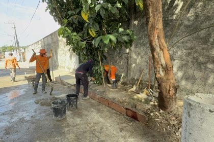 Prefeitura de Manaus realiza reconstrução de calçada que abrigava antiga lixeira irregular