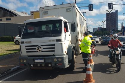 Operação da prefeitura fiscaliza veículos pesados na zona Centro-Sul de Manaus
