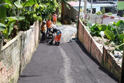 Prefeitura de Manaus realiza manutenção asfáltica em via da comunidade Vovó Maroca
