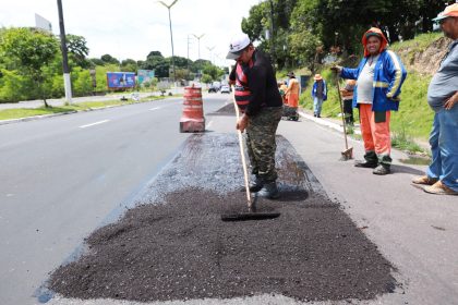 Avenida Cosme Ferreira recebe serviços de manutenção asfáltica da prefeitura