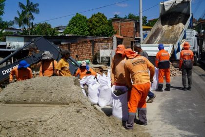 Prefeitura de Manaus inicia recuperação de área comprometida pelo grande volume das águas da chuva no bairro Parque 10  