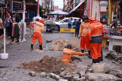 Prefeitura de Manaus realiza manutenção em rede de drenagem na rua Henrique Martins para prevenir alagamentos
