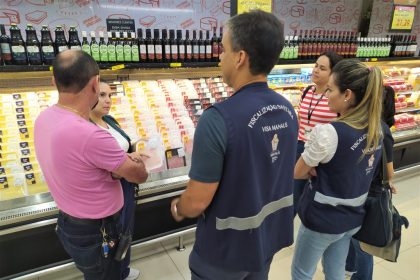 Visa Manaus fiscaliza supermercados em ação conjunta com Procon municipal