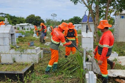Prefeitura de Manaus realiza mutirão de limpeza nos cemitérios em preparação para o Dia das Mães