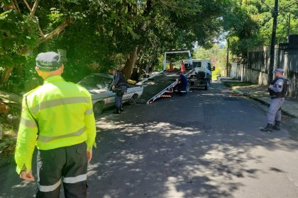 Prefeitura de Manaus realiza operação ‘Sucata’ e remove veículos abandonados nas zonas Leste e Sul