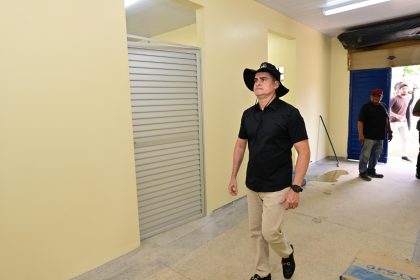 Prefeito David Almeida vistoria obras de duas UBSs na zona Oeste e anuncia entregas até setembro