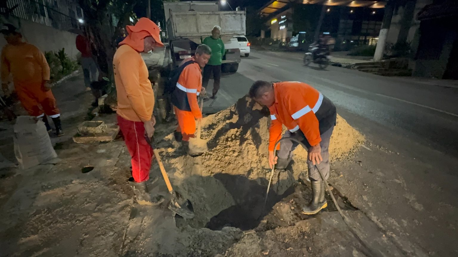 Prefeitura de Manaus realiza serviços em plantão noturno em vias de grande fluxo da capital