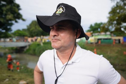 Prefeito David Almeida prioriza ações na zona Norte e vistoria operação de limpeza no igarapé do Passarinho