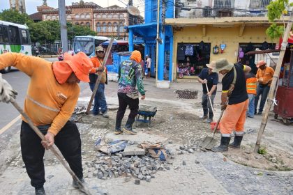 Prefeitura de Manaus realiza recuperação de calçada com pedras portuguesas
