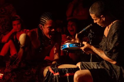 Espetáculo Mojubá leva estética afrodiaspórica ao Teatro da Instalação e reforça luta antirracista em Manaus