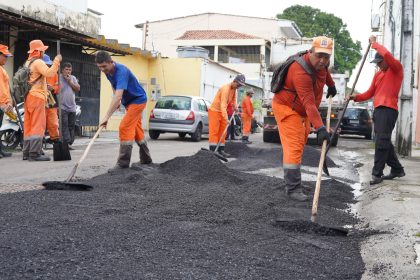 Prefeitura de Manaus atua no Conjunto Eldorado com serviços de recuperação asfáltica
