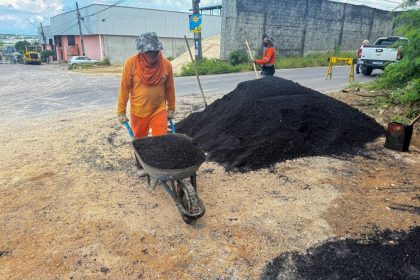 Prefeitura de Manaus avança com serviços de recuperação asfáltica na comunidade Parque das Garças