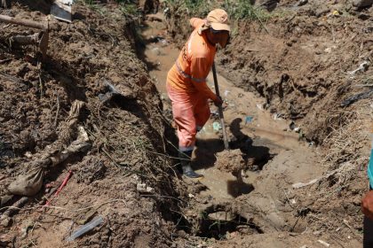Prefeitura de Manaus trabalha na recuperam de rede de drenagem no bairro Lago Azul