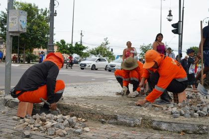 Prefeitura de Manaus trabalha na praça Tenreiro Aranha com a manutenção da calçada portuguesa
