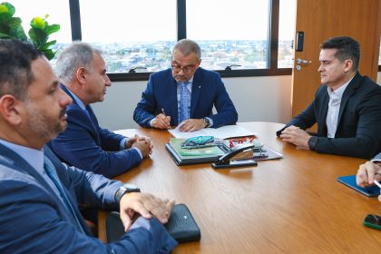 Prefeito David Almeida assina acordo com TJ-AM para perdoar 200 mil ações de dívidas pequenas da justiça