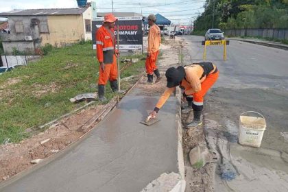 Prefeitura de Manaus atua com frentes de obras em zonas diferentes com os serviços de implantação de drenagem superficial