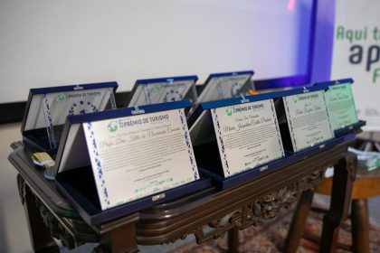 Estudantes e profissionais são homenageados durante 6° Prêmio de Turismo Maria Helena Fonseca da UEA