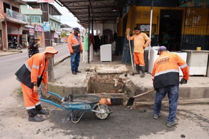 Prefeitura de Manaus realiza desobstrução de caixas coletoras no conjunto João Paulo 2