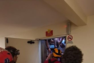 Corpo de Bombeiros resgata seis turistas presos em elevador de hotel no Centro de Manaus