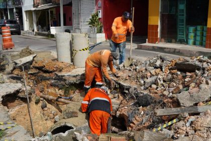Prefeitura de Manaus atua em via do bairro Petrópolis com manutenção em rede de drenagem profunda 