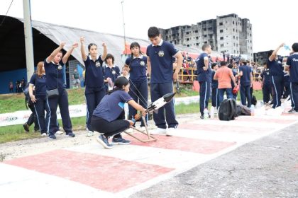 Alunos da Escola Maria Amélia realizam lançamento de foguetes em busca de índice para Olimpíada