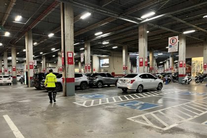 Prefeitura fiscaliza uso indevido de vagas especiais em shoppings da zona Oeste e autua 14 veículos