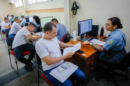 Candidatos a soldados convocados para a PMAM se apresentam para fase de entrega de documentos